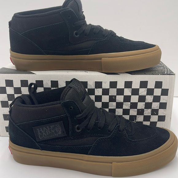 Vans WMNS Skate Half Cab Black/Gum
VN0A5FCDB9M
Sneakers - Picture 1 of 16